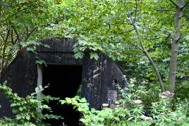 Kleiner Bunker aus Betonfertigteilen.