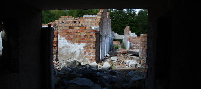 Einige Gebäude wurden teilweise abgerissen.