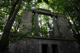 Ruine des westlichen tempelartigen Pavillons.